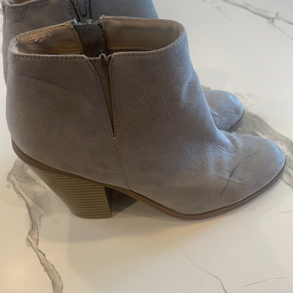 Banana Republic Ankle booties, size 7, Taupe, Tan, Chunky 4 inch heel - Picture 13 of 15
